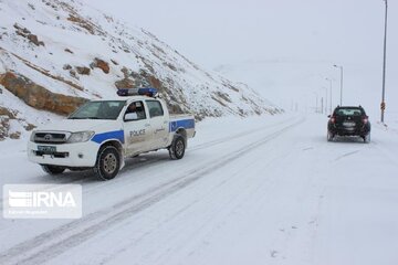 بارش برف و کولاک، گردنه‌های استان زنجان را فراگرفت