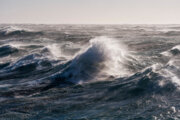 ارتفاع موج در نیمه شرقی خلیج‌فارس تا ۱۸۰ سانتی‌متر می‌رسد