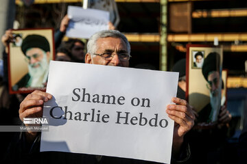 Des manifestants iraniens brûlent un drapeau français en guise de protestation contre la récente offense de Charlie Hebdo
