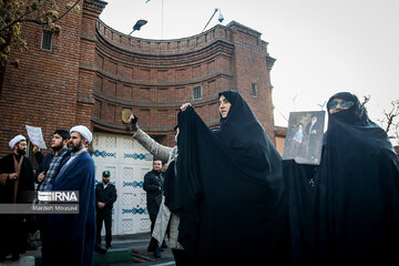 Des manifestants iraniens brûlent un drapeau français en guise de protestation contre la récente offense de Charlie Hebdo