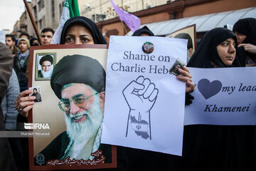 Des manifestants iraniens brûlent un drapeau français en guise de protestation contre la récente offense de Charlie Hebdo