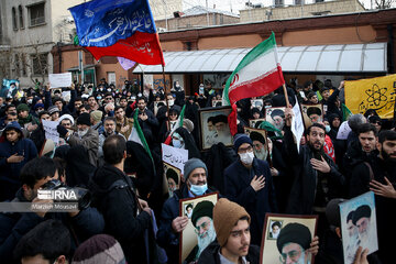 Des manifestants iraniens brûlent un drapeau français en guise de protestation contre la récente offense de Charlie Hebdo