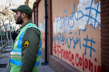 Des manifestants iraniens brûlent un drapeau français en guise de protestation contre la récente offense de Charlie Hebdo