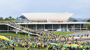 هواداران بولسونارو به ساختمان کنگره ملی، دیوان عالی و کاخ ریاست جمهوری برزیل یورش بردند 