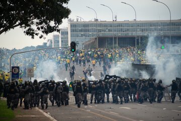 نیروهای امنیتی برزیل ۱۵۰ مهاجم به ساختمان‌های دولتی را بازداشت کردند