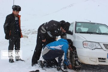 تردد در راههای ارتباطی استان همدان تنها با زنجیر چرخ امکان پذیر است 