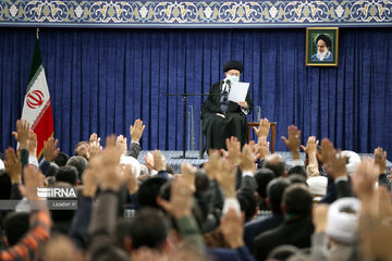 Leader, people from Qom Prov meet in Tehran