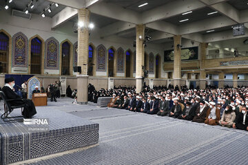 Leader, people from Qom Prov meet in Tehran