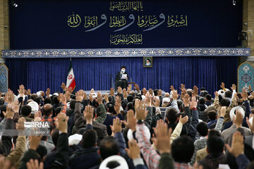 Leader, people from Qom Prov meet in Tehran