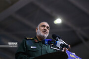 El comandante del CGRI les dice a los insultadores de las santidades islámicas que recuerden el destino de Salman Rushdie
