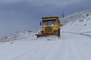 عملیات نمک‌پاشی در جاده‌های کوهستانی شرق گلستان درحال انجام است