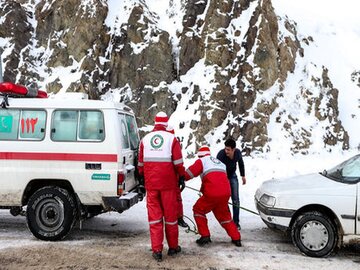 هلال احمر خراسان رضوی به سرنشینان ۳۲ خودرو گرفتار در کولاک استان امدادرسانی کرد