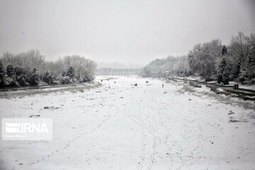 Isfahán se viste de blanco por la nieve
