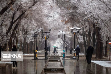 Isfahán se viste de blanco por la nieve
