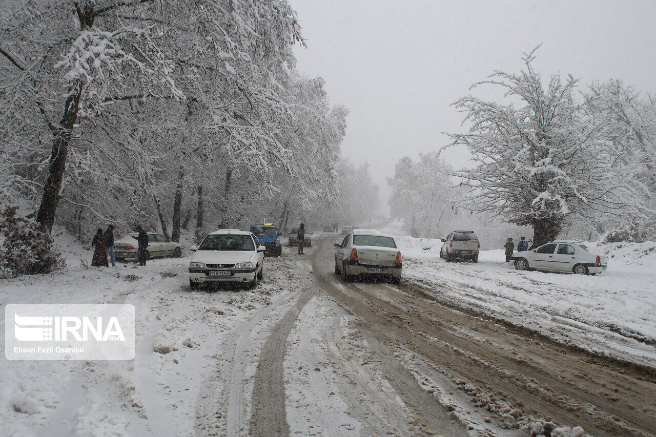 محورهای کوهستانی مازندران برفی و لغزنده است