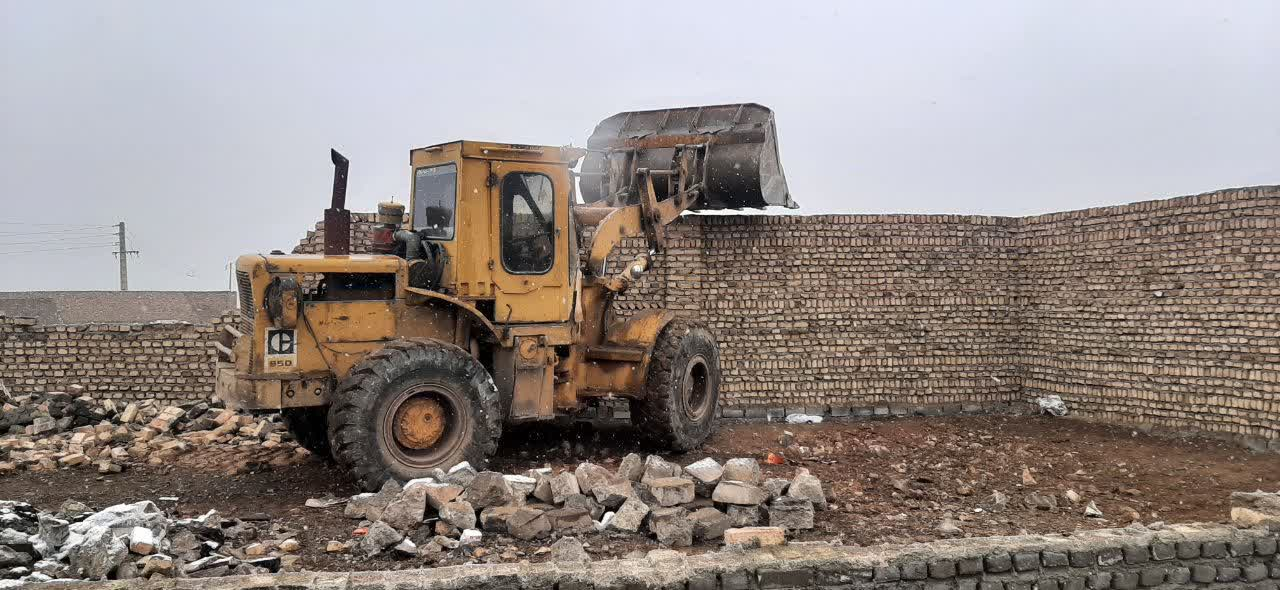 ساخت و سازهای غیرمجاز در زمین‌های کشاورزی شهرستان ری تخریب شد