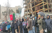 Protestansammlung von Menschen und Studenten vor der französischen Botschaft