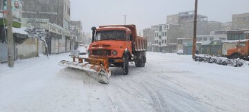 برف‌روبی معابر شهری همدان با ۵۰۰ نیروی شهرداری در حال انجام است