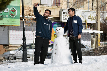 People in western Iran enjoy snowfall