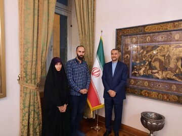 Amirabdollahian rencontre la famille d'un prisonnier iranien en Suède