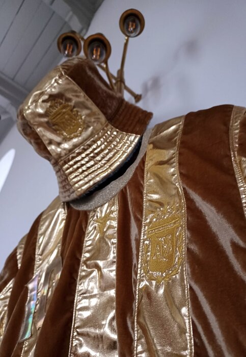 تعریف و تمجید از مسی تمام نمی‌شود؛ لباس طلایی برای آقای «نامبر۱۰»+ عکس