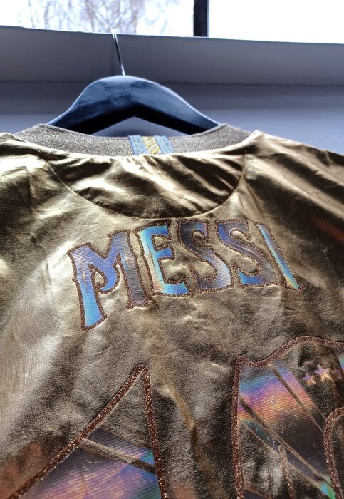 تعریف و تمجید از مسی تمام نمی‌شود؛ لباس طلایی برای آقای «نامبر۱۰»+ عکس