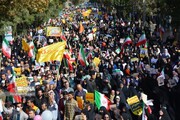 Iraner marschieren, die Einmischung des Westens in die inneren Angelegenheiten der Islamischen Republik zu verurteilen