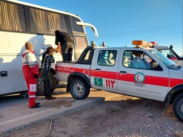 مسافران اتوبوس در راه‌مانده مسیر کرمان- مشهد امدادرسانی شدند