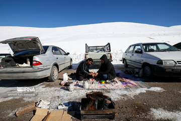 La nieve despierta la alegría del pueblo en Bardeh
