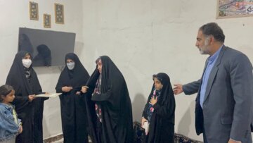 هدیه هیات دولت به خانواده شهید مدافع امنیت در قشم اهدا شد