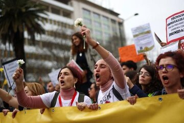 ده‌ها هزار معلم پرتغالی علیه دولت و شرایط نامساعد کاری تظاهرات کردند