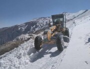 حضور نیروهای خدمات‌رسان با ادامه ریزش برف و یخبندان در محورهای غرب‌مازندران