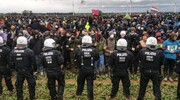 70 deutsche Polizisten wurden bei einer Demonstration verletzt