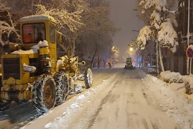 معابر اصلی کرج برف روبی و نمک پاشی  شد