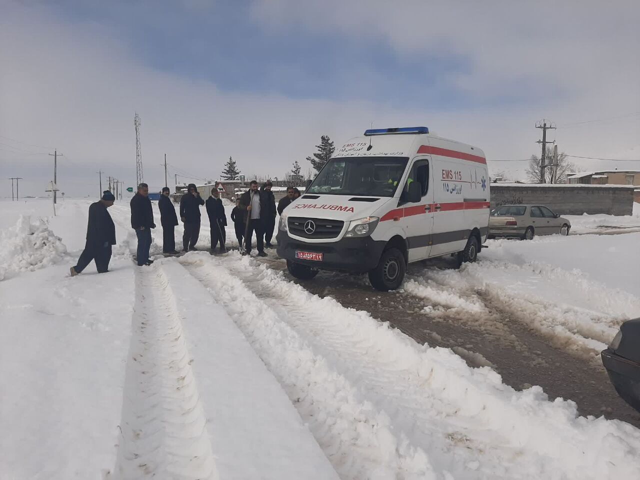 ۱۲ مادر باردار در برف و سرمای کردستان به مراکز درمانی منتقل شدند