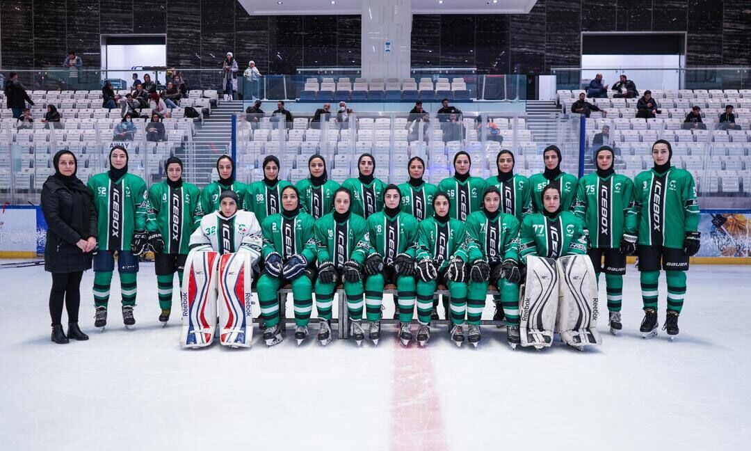 La selección femenina iraní de hockey sobre hielo vence a EAU
