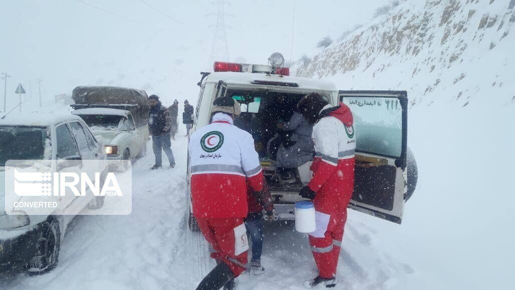 هلال احمر به ۲۱۰ نفر در برف و کولاک شهرستان کوهرنگ امدادرسانی کرد