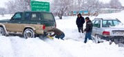 امدادگران ورزشی همدان به یاری خودروهای گرفتار در برف شتافتند