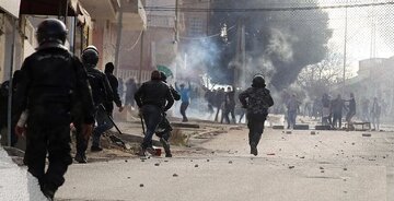 تداوم درگیری پلیس و معترضان تونسی/ درخواست انتخابات زودهنگام ریاست جمهوری