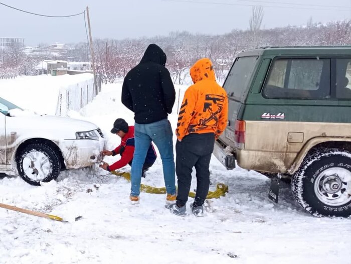 امدادگران ورزشی همدان به یاری خودروهای گرفتار در برف شتافتند