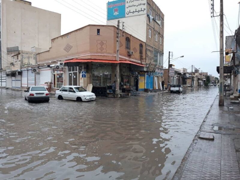 بارندگی موجب آبگرفتگی مناطقی از شهر شادگان شد