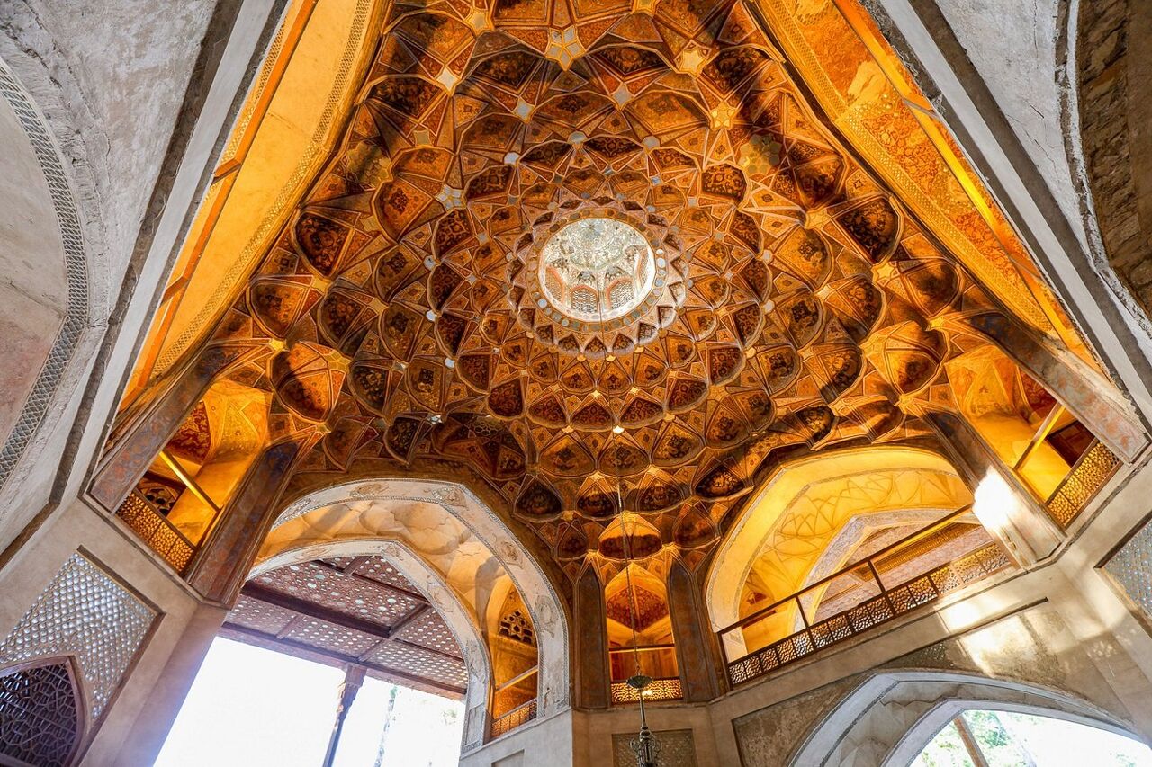 Les muqarnas : Depuis les palais sassanides jusqu’aux mosquées contemporaines