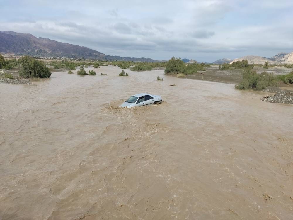 صوت| راهداران منوجان چطور به دل رودخانه زدند و راننده سواری را نجات دادند