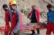امدادگران هلال احمر جان ۲ نفر از عشایر را در کوه‌های تنگستان نجات دادند