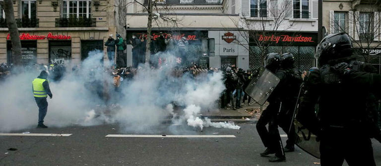 بازداشت ۴۴ نفر در پاریس به دنبال اعتراض به اصلاح قانون بازنشستگی+عکس