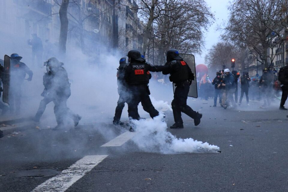 بازداشت ۴۴ نفر در پاریس به دنبال اعتراض به اصلاح قانون بازنشستگی+عکس