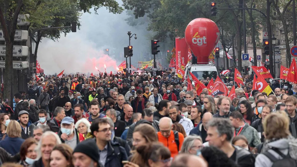 تظاهرات میلیونی در فرانسه؛ ماکرون در محاصره معترضان 