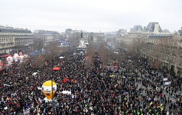 Réforme des retraites en France : Macron entouré de manifestants 