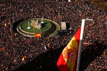 مردم اسپانیا: دولت قانون اساسی را تضعیف می‌کند 