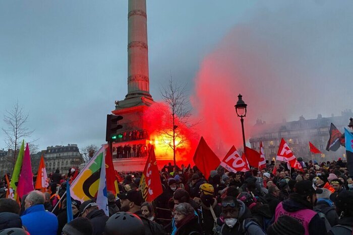 پیرس میں پنشن منصوبے کے خلاف احتجاج کے بعد 44 افراد کو گرفتار کر لیا گیا